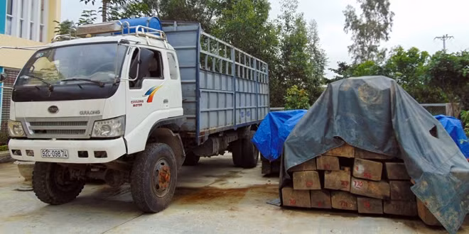 Chiếc xe tải dùng để vận chuyển 11m3 gỗ lậu bị Đội 2 phát hiện, bắt giữ.