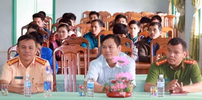 Đông đảo thanh thiếu niên là người đồng bào thiểu số trên địa bàn thị trấn Thạnh Mỹ đã tham gia buổi tuyên truyền.