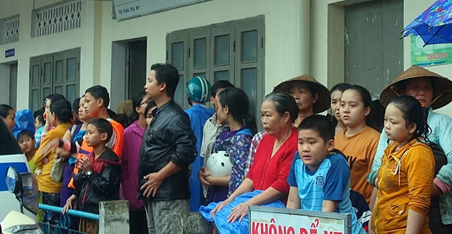 Rất đông người dân "di tản" đến trung tâm huyện Bắc Trà My khi xuất hiện tin đồn thất thiệt vỡ đập thủy điện Sông Tranh 2.