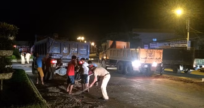 Lực lượng CSGT Quảng Nam cùng người dân thu gom hèm sắn.