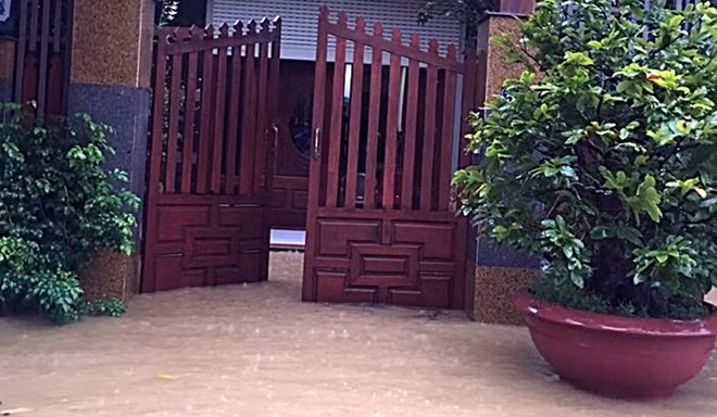 Nước lũ tại huyện Đại Lộc tiếp tục lên nhanh, tấn công hàng ngàn ngôi nhà tại thị trấn Ái Nghĩa.