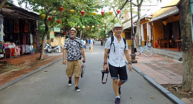 Du khách quốc tế thong dong tản bộ tại phố cổ Hội An.