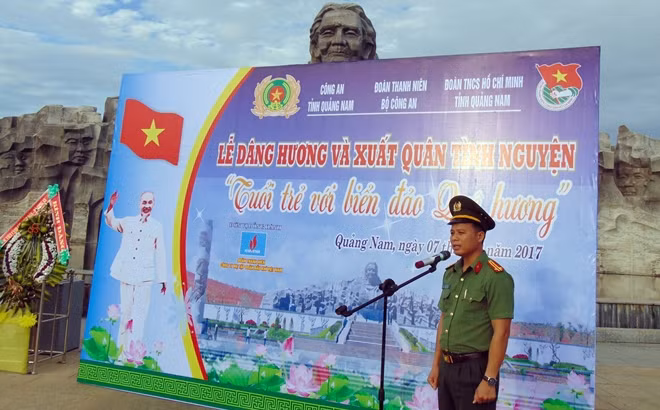 Trung tá Đinh Văn Hảo phát biểu tại lễ dâng hương và xuất quân chiến dịch Tình nguyện hè 2017.