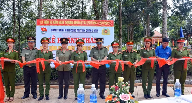 Các đại biểu cắt băng khánh thành đường bê tông tại Khu di tích An ninh khu V.