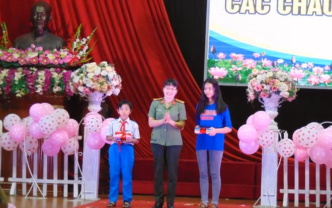 Trao học bổng cho con CBCS vượt khó học giỏi.