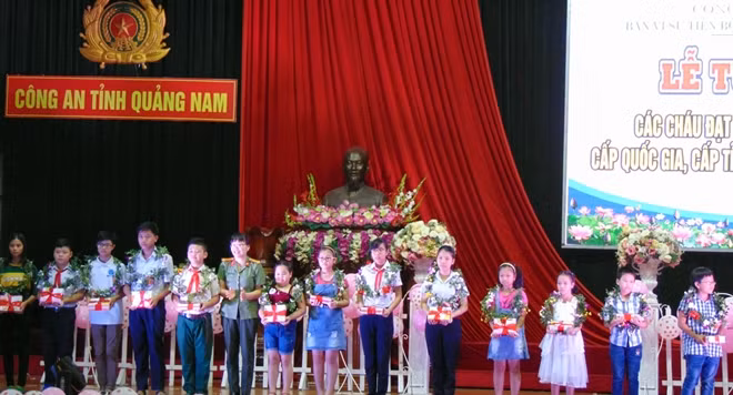 Đại diện Ban vì sự tiến bộ phụ nữ, công tác gia đình & trẻ em Công an tỉnh Quảng Nam tặng thưởng cho các cháu thiếu nhi đoạt giải cao trong các kỳ thi học sinh giỏi cấp tỉnh, cấp thành phố trực thuộc Trung ương.