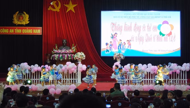 Một tiết mục văn nghệ đặc sắc do các cháu thiếu nhi trình diễn.