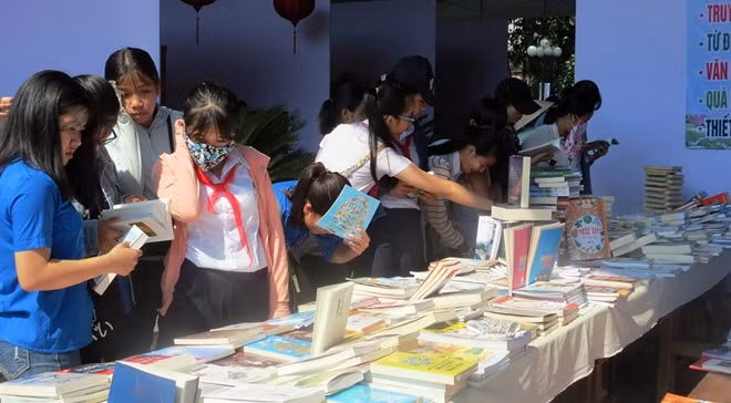 Các em học sinh nô nức với triển lãm sách, ấn bản phẩm.