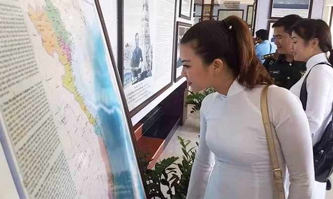 Đông đảo người dân, chiến sĩ và du khách tham quan triển lãm.