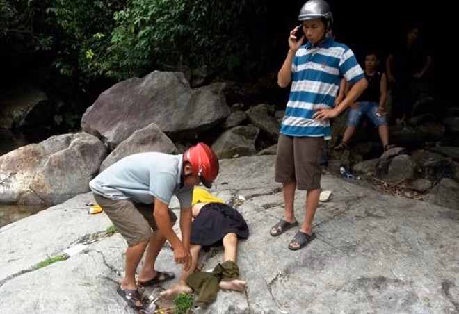 Người dân vớt được thi thể em Nh. trong sáng 27-5.