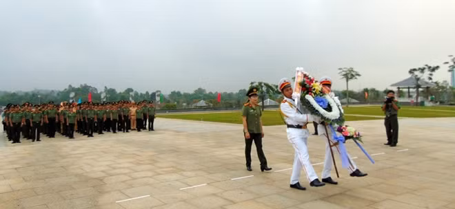 Dâng hoa tại Tượng đài Mẹ Việt Nam anh hùng.