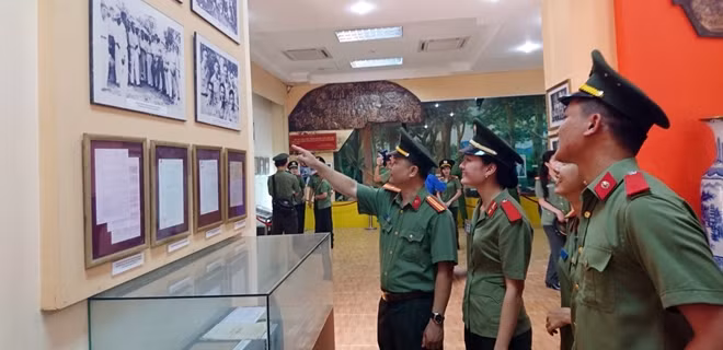 Tham quan nhà truyền thống trong khuôn viên Khu di tích An ninh khu V.