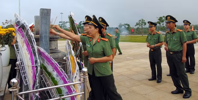 CBCS Công an các đơn vị thuộc Cụm thi đua số 7 dâng hương tại Tượng đài Mẹ Việt Nam anh hùng.