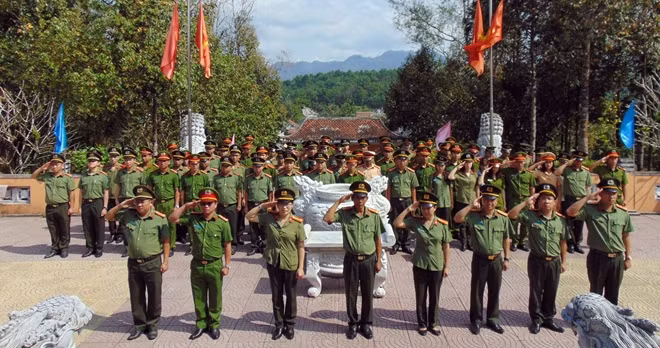 Phút mặc niệm trước Tượng đài tại Khu di tích An ninh khu V (xã Trà Tân, huyện Bắc Trà My).