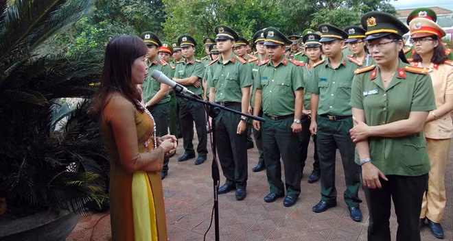 150 CBCS Công an các đơn vị thuộc Cụm thi đua số 7 chăm chú lắng nghe cán bộ Phòng Văn hóa Thông tin huyện Tiên Phước giới thiệu sơ lược về thân thế, cuộc đời và sự nghiệp cách mạng của cụ Huỳnh.