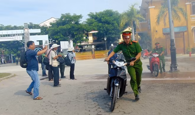 Lực lượng Công an TP Hội An được huy động đến hiện trường tham gia công tác CNCH, đảm bảo ANTT.