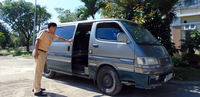 Xe khách bị tạm giữ vì lái xe sử dụng giấy phép lái xe giả.
