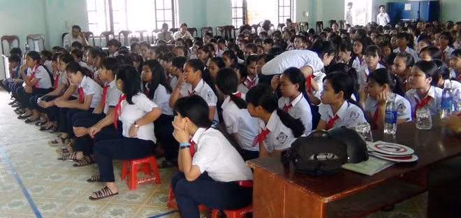 Khoảng 400 học sinh đã tham gia buổi tuyên truyền về an toàn giao thông.