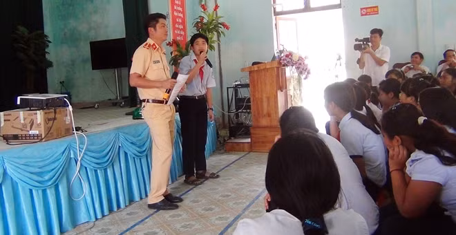 Các em học sinh hào hứng tham gia phần hỏi đáp về an toàn giao thông tại buổi tuyên truyền.