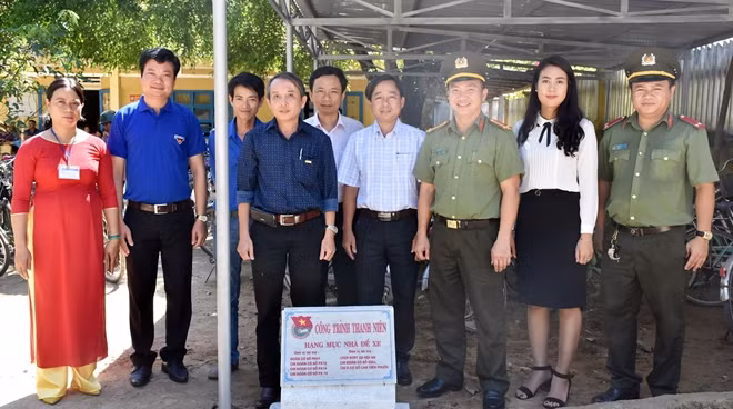 Bàn giao Nhà để xe cho Trường Tiểu học Tiên Lãnh.