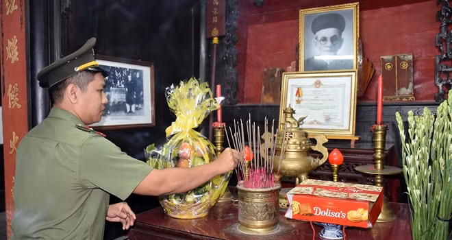 Dịp này, đoàn còn tham gia viếng hương tại Nhà lưu niệm Cụ Huỳnh Thúc Kháng.