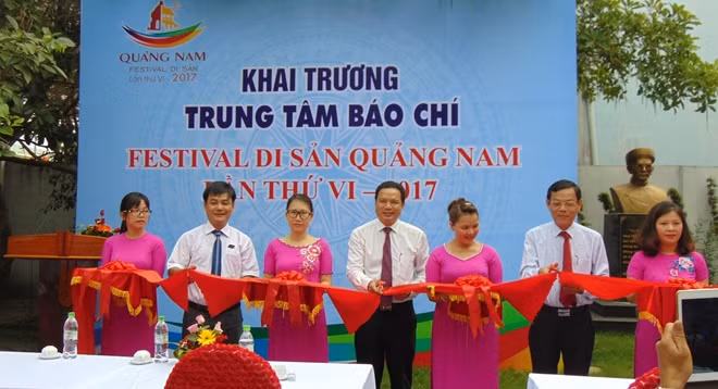 Các đại biểu cắt băng khánh thành Trung tâm báo chí.