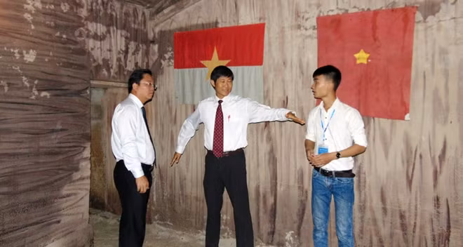 Bên trong hầm chỉ huy của địa đạo.