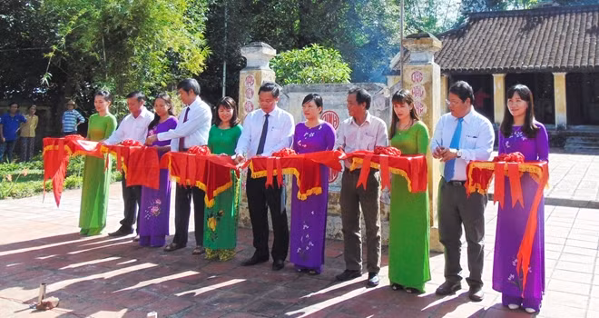 Các đại biểu cắt băng khai trương điểm du lịch mới địa đạo Kỳ Anh tại xã Tam Thăng, TP Tam Kỳ.