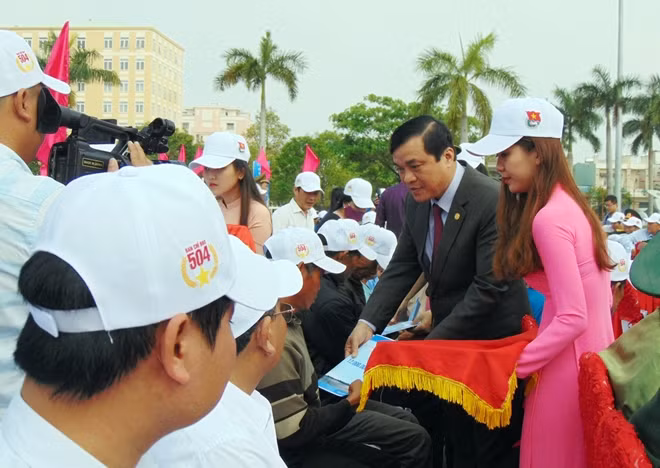 Ông Phan Việt Cường, Phó Bí thư Thường trực Tỉnh ủy Quảng Nam, trao quà cho các nạn do nhân bom mìn gây ra.