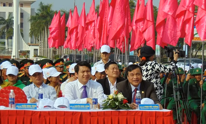 Đông đảo lãnh đạo, chiến sĩ, học sinh, siên viên tham gia buổi lễ.