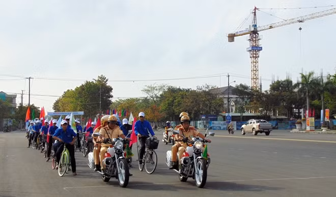 Hơn 2.000 chiến sĩ, học sinh, sinh viên trong tỉnh Quảng Nam đã đạp xe diễu hành quanh TP Tam Kỳ nhằm hưởng ứng Ngày thế giới phòng chống bom mìn 4-4.