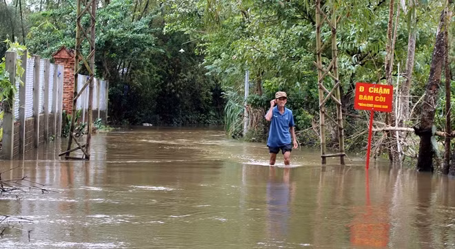 Nhiều khu dân cư ở khu vực trũng thấp đã bị nước lũ bủa vây.