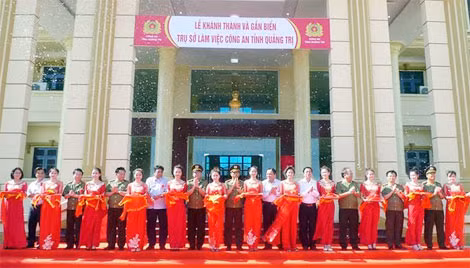 Thứ trưởng Thường trực Đặng Văn Hiếu cắt băng khánh thành Công trình trụ sở mới Công an tỉnh Quảng Trị.