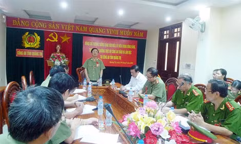 Thứ trưởng Thường trực Đặng Văn Hiếu nói chuyện với Ban giám đốc, các các bộ cốt cán trong Công an tỉnh và biểu dương những thành tích xuất sắc của Công an tỉnh Quảng Trị đã đạt được trong thời gian qua.