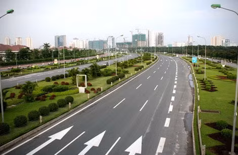 Trên cao tốc nhưng phân chia làn một chiều sử dụng vạch màu trắng.