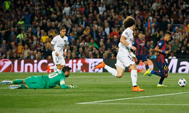 David Luiz (số 3) tiếp tục mắc lỗi trong trận lượt về. Ảnh: Reuters.