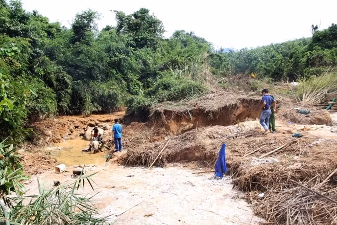 Mặc dù mới khai thác nhưng cả một vùng đã bị cày tung