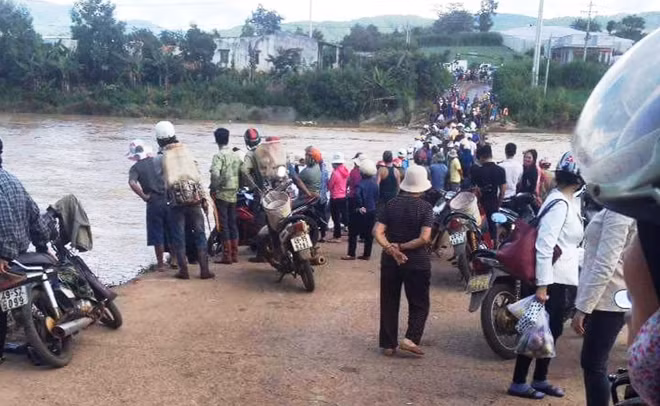 Trước đó, cũng tại cây cầu này xảy ra vụ 3 mẹ con ngã xe rơi xuống sông khiến 1 người chết