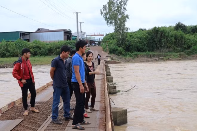 Anh Tùng chỉ vị trí hai em gặp nạn