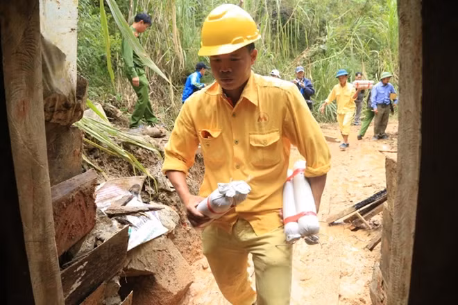 Lực lượng Công binh Bộ Chỉ huy quân sự tỉnh Lâm Đồng phải dùng thuốc nổ để phá hủy đường hầm khai thác thiếc trái phép này