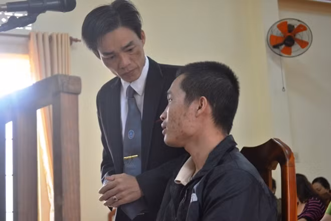 Luật sư bào chữa trao đổi với bị cáo Kiều Quốc Huy trước giờ xét xử