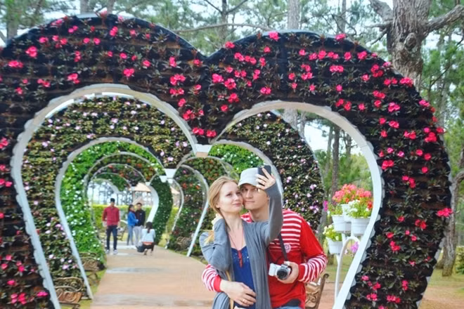 Đôi bạn trẻ người nước ngoài tại Thung Lũng Tình Yêu Đà Lạt