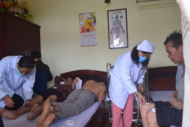 Người bệnh được điều trị bán trú tại phòng khám