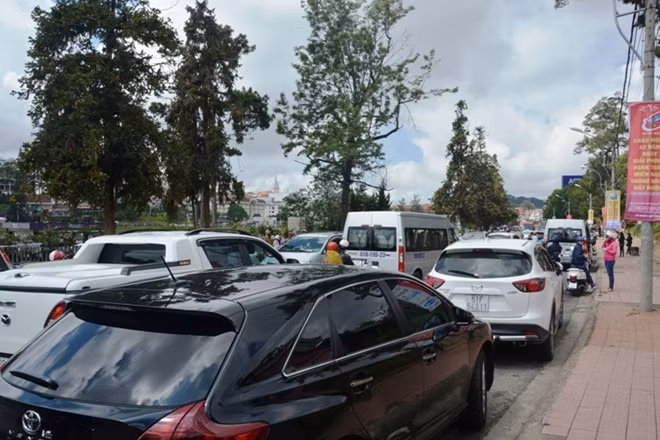 Đường sá Đà Lạt vào giờ cao điểm sáng nay