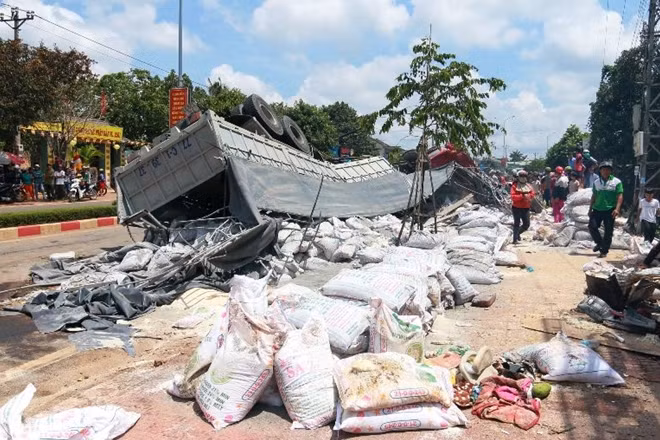 Sau vụ va chạm, nhiều hành khách bị hất văng xuống đường, một số người bị thương mắc kẹt trong xe kêu cứu thảm thiết.