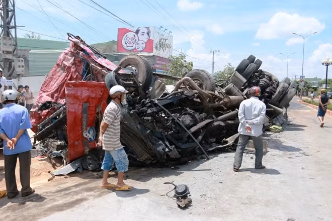 Từ điểm xảy ra va chạm ban đầu, hai chiếc xe bị cuốn vào nhau trượt dài trên đường gần 100 mét. Cú va chạm mạnh khiến xe khách quay đầu hướng ngược lại.