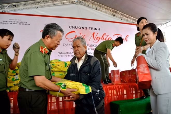 Thiếu tướng Nguyễn Xuân Hà, Cục trưởng Cục An ninh Tây Nguyên và bà Lê Hoàng Diệp Thảo - Tổng giám đốc TNI Corporation trao quà cho hộ nghèo.