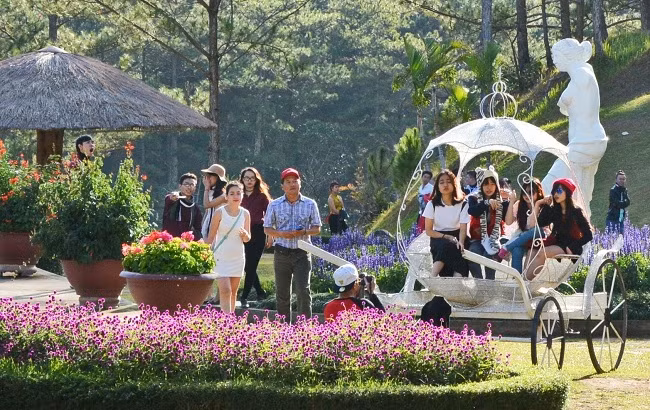 Du khách tới tham quan Vườn hoa Đà Lạt dịp Tết Dương lịch vừa qua