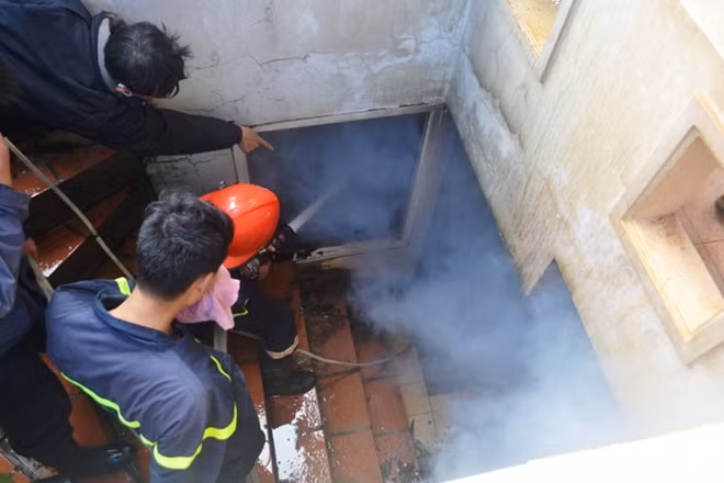 Khói đen không thoát được ra ngoài khiến công tác cứu hỏa gặp rất nhiều khó khăn