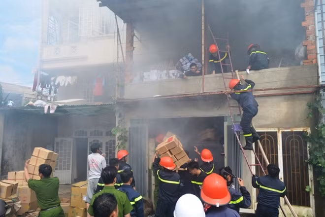 Vừa chữa cháy, lực lượng chức năng vừa vận chuyển đồ đạc ra ngoài giúp gia đình nạn nhân